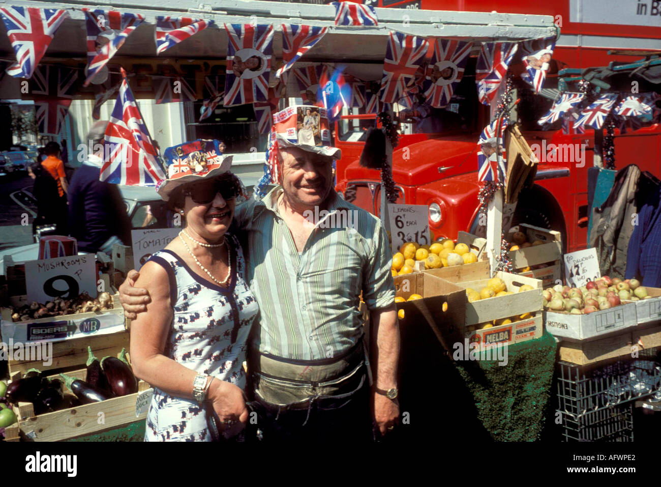 Ein Straßenhändler und weibliche Touristen posieren für ein Foto Central London die Königinnen silbernes Jubiläum feiern 1977. 1970 s UK HOMER SYKES Stockfoto