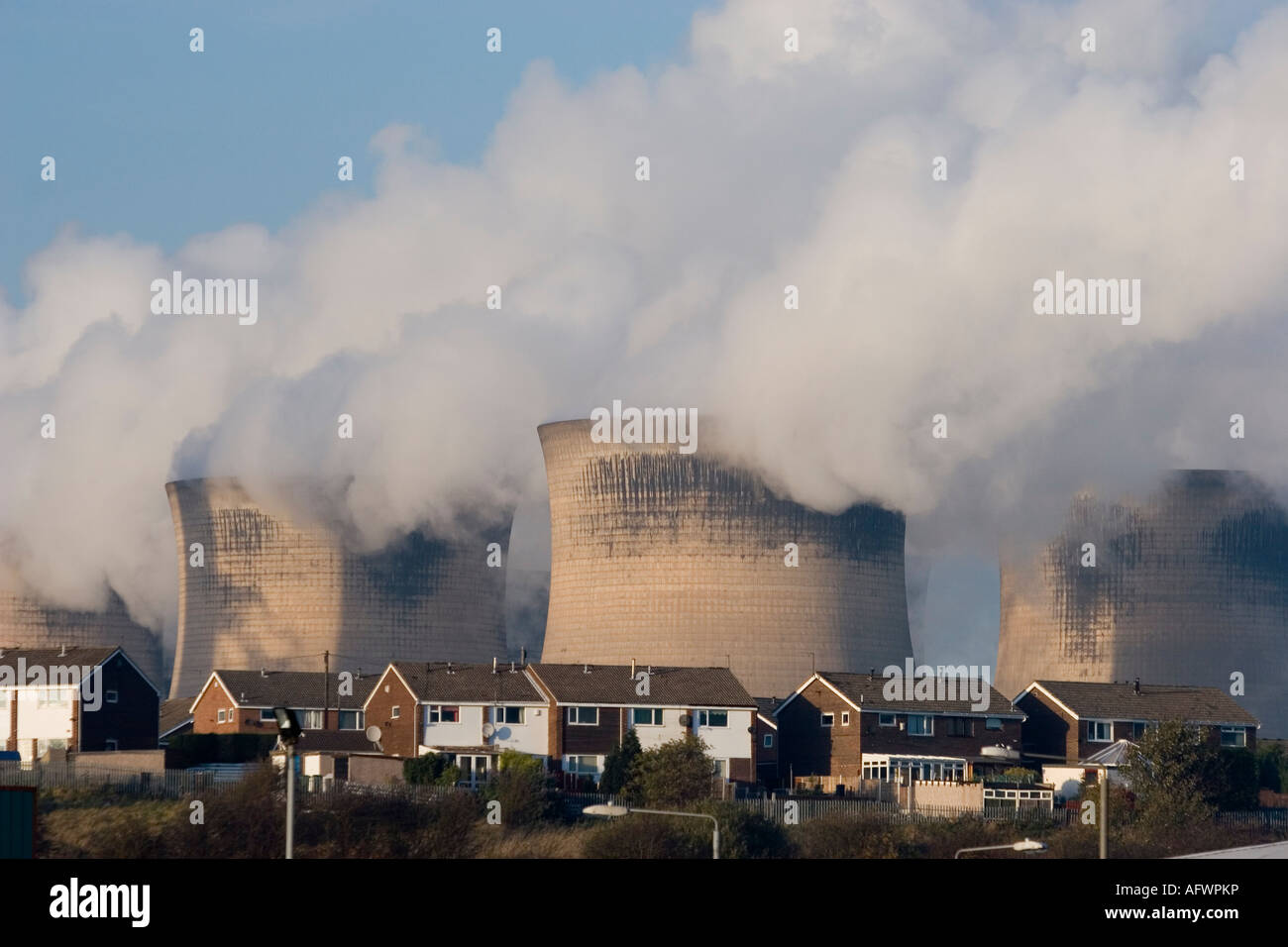Ferrybridge Kohlekraftwerk, Yorkshire - Kühltürme mit Häusern Stockfoto