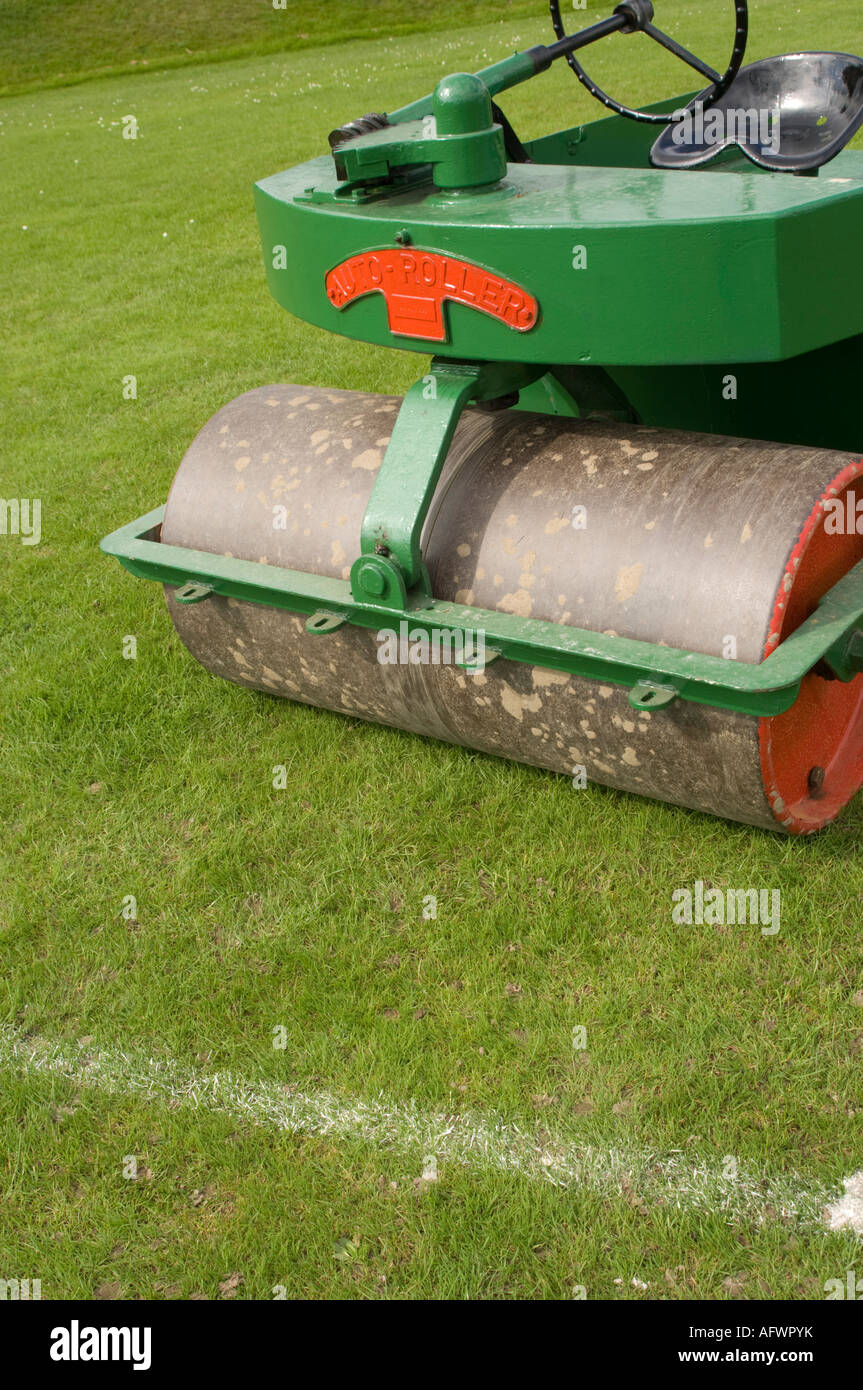 Schwere Stahlwalze für Cricket Pitch Gettig Abflachung befreien von Unebenheiten und Grate, die erratischen Ballverhalten verursachen Stockfoto