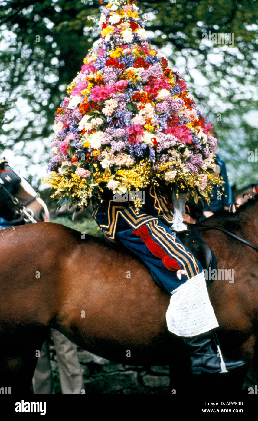 Mai Blumen Castleton Garland Tag 1980s.der König unter Blumengirlande, die auf dem Kirchturm platziert wird. DERBYSHIRE UK HOMER SYKES Stockfoto