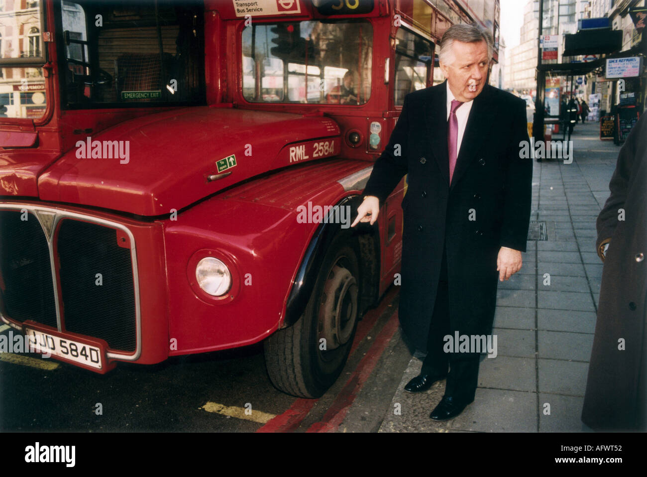 Steve Norris London Bürgermeister Wahl Kandidat besucht London Underground 2000s UK HOMER SYKES Stockfoto