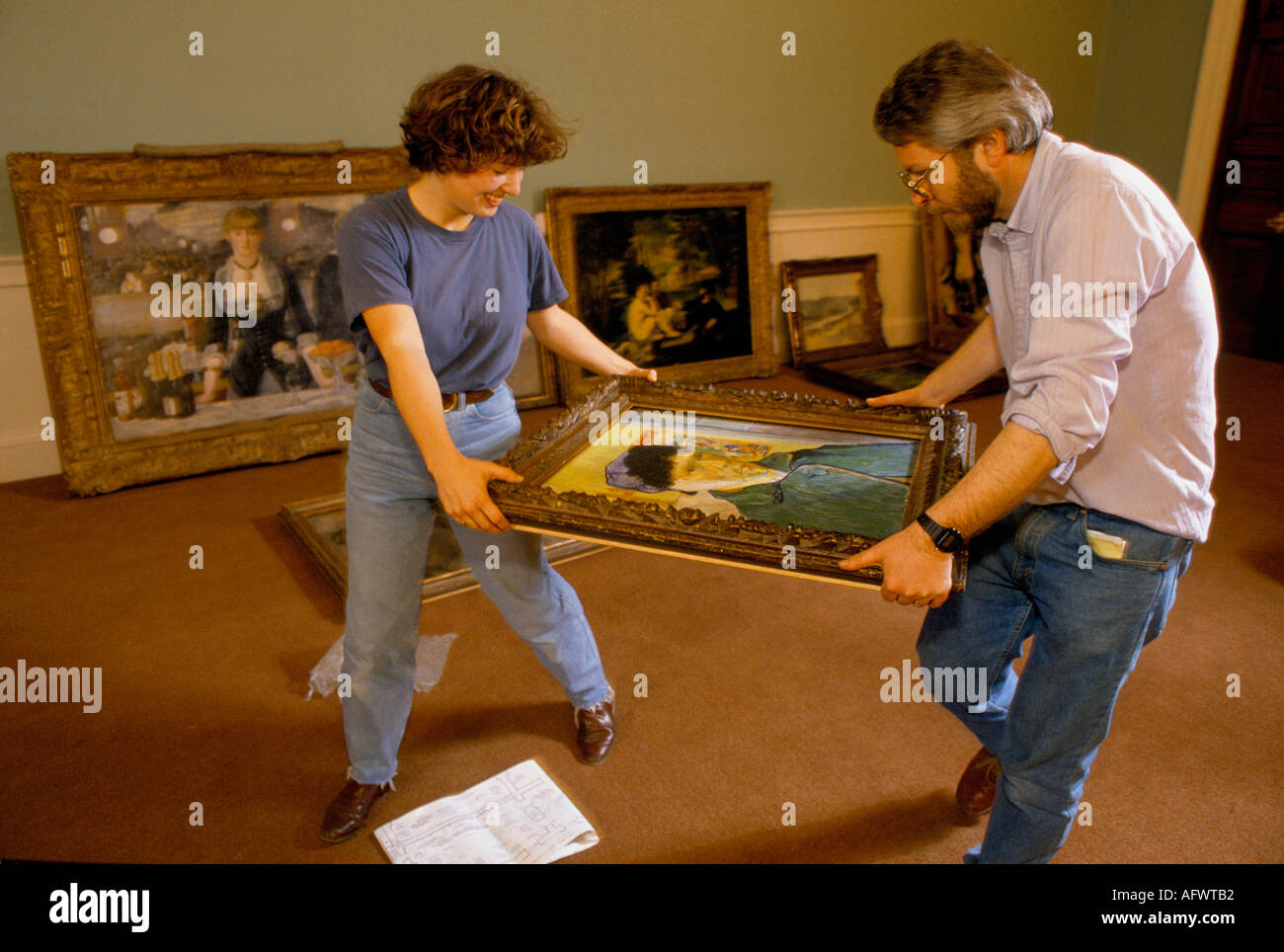 Courtauld Art Gallery, Somerset House. Eine neue Ausstellung hängen, einen Van Gogh bewegen, Selbstporträt mit bandagiertem Ohr. 22. März 1990. 1990er Jahre Großbritannien Stockfoto