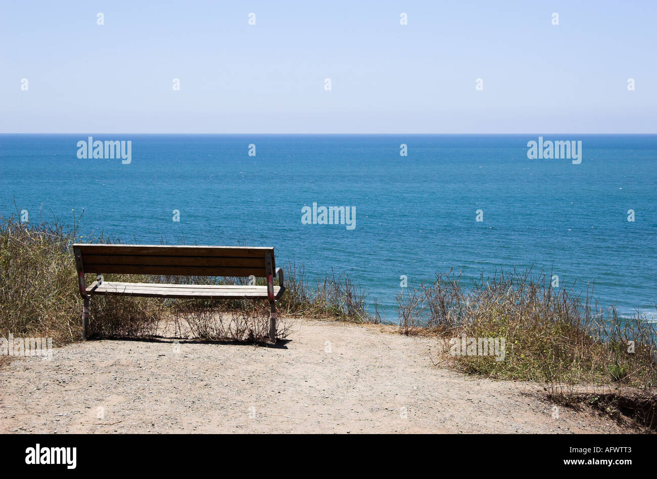 Eine Bank auf einer Klippe mit Blick auf Pazifischen Ozean, San Onofre State Beach, Kalifornien, USA Stockfoto Eine Bank auf einer Klippe mit Blick auf Pazifischen Ozean, San Onofre State Beach, Kalifornien, USA Stockfoto