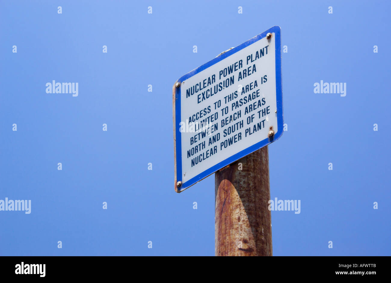 Warnschild am Strand in der Nähe von San Onofre Nuclear Generation Station, California, USA Stockfoto Warnschild am Strand in der Nähe von San Onofre Nuclear Generation Station, California, USA Stockfoto