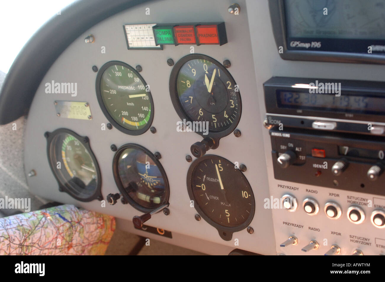 Flugzeug innen mit russischen Instrumenten und ein europäisches Design kurz nach dem Start. Klettern am 500 m/min bei 120km/h Stockfoto