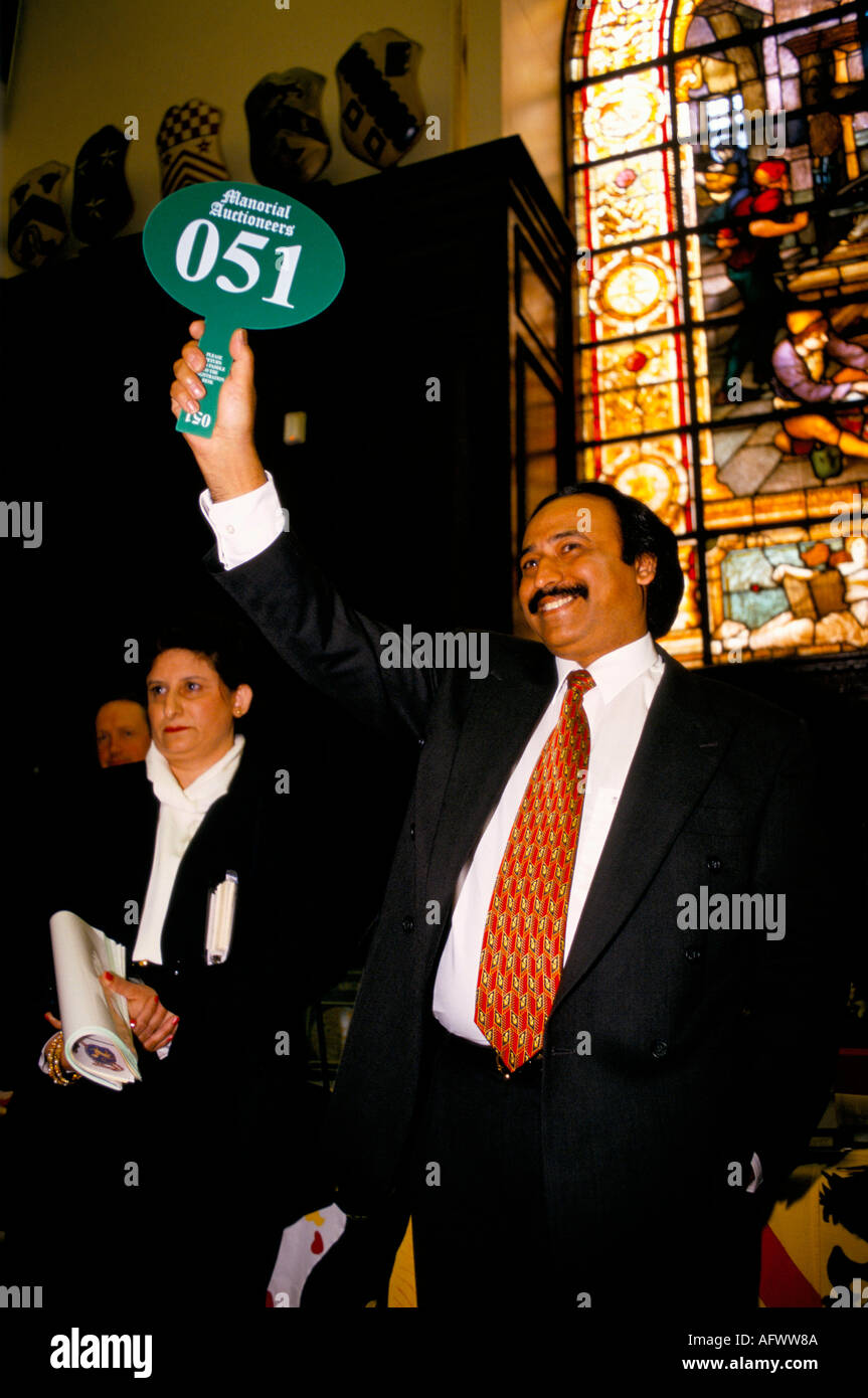 Manorial Auctions, London 1990. Mann, der mit einem Auktionspaddel anbiete, um den Titel „Lord of the Manor“ zu kaufen. UK HOMER SYKES Stockfoto