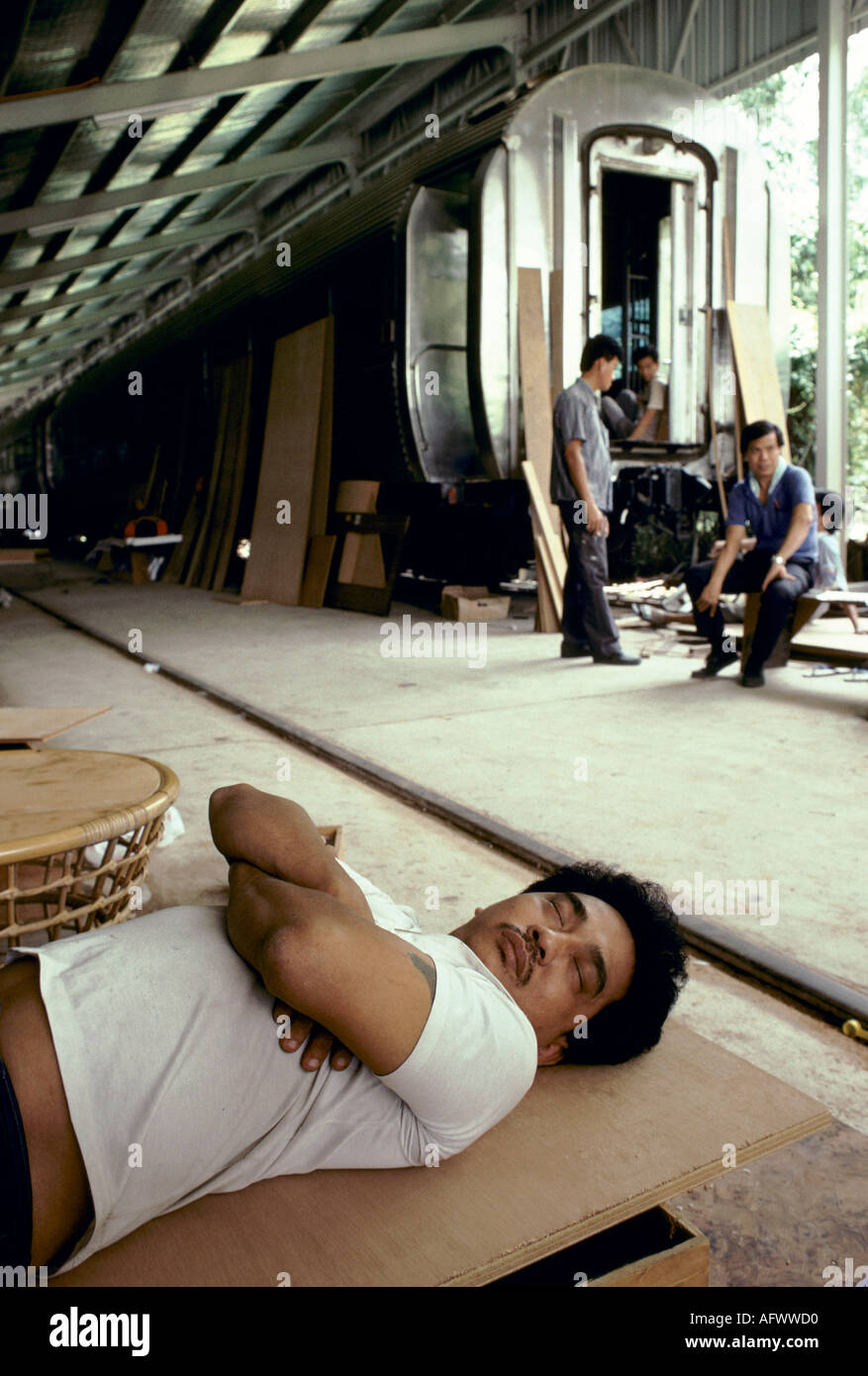 Eastern Orient Express Zug Handwerker Meng Cheng Fabrik schaffen das Innere eines Luxus-Zug Wagen. Singapur SE Asien. 1990er Jahre 1991 HOMER SYKES Stockfoto