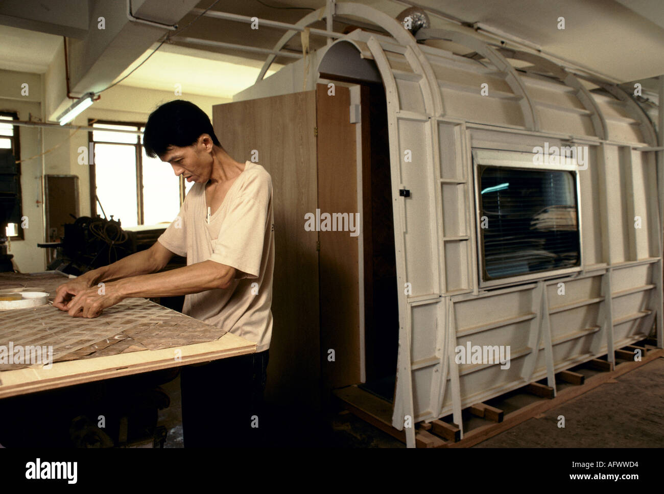 Eastern Orient Express Zug Handwerker Meng Cheng Fabrik schaffen das Innere eines Luxus-Zug Wagen. Singapur SE Asien. 1990er Jahre 1991 HOMER SYKES Stockfoto