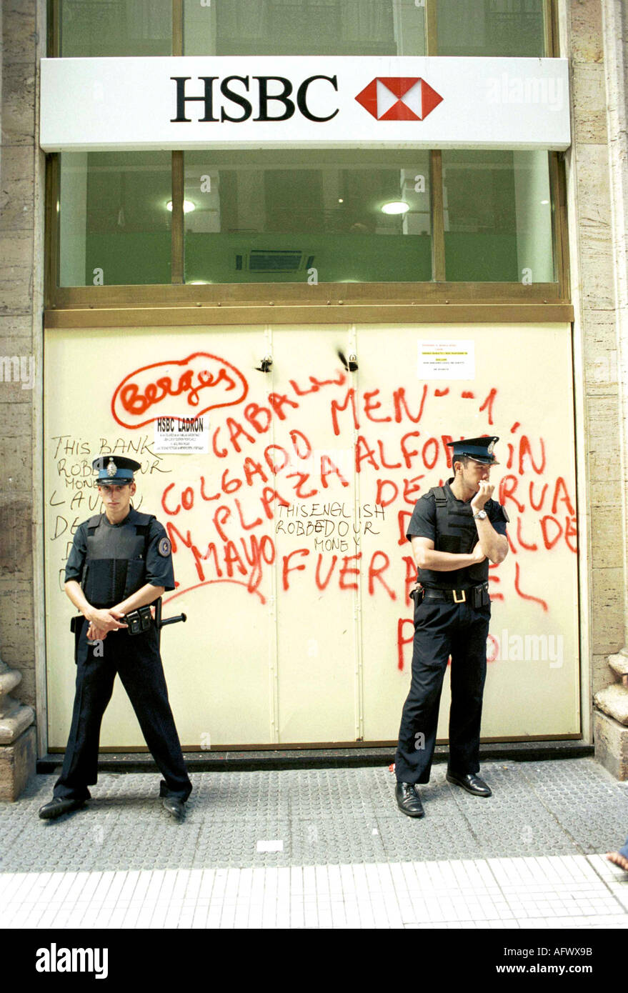 Argentinien Inflation 2000er Jahre, Wirtschaftskrise in Buenos Aires Argentinien Südamerika 2002 Polizist HSBC Bank HOMER SYKES Stockfoto