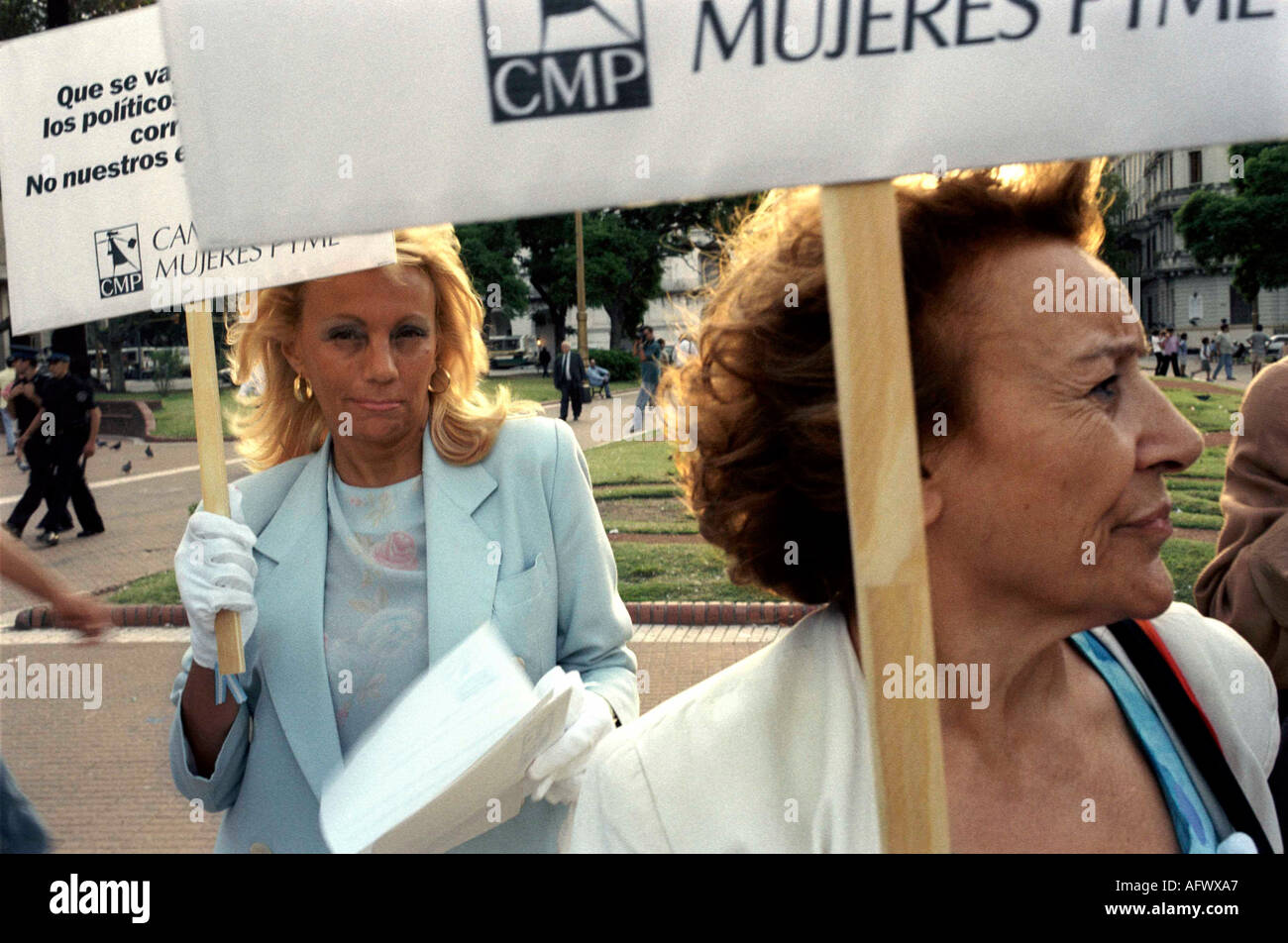 Wirtschaftskrise Buenos Aires Argentinien Südamerika 2002 2000 S Mittelschicht Professional Office Arbeitnehmer weiße Handschuhe ein Symbol der Krise tragen Stockfoto