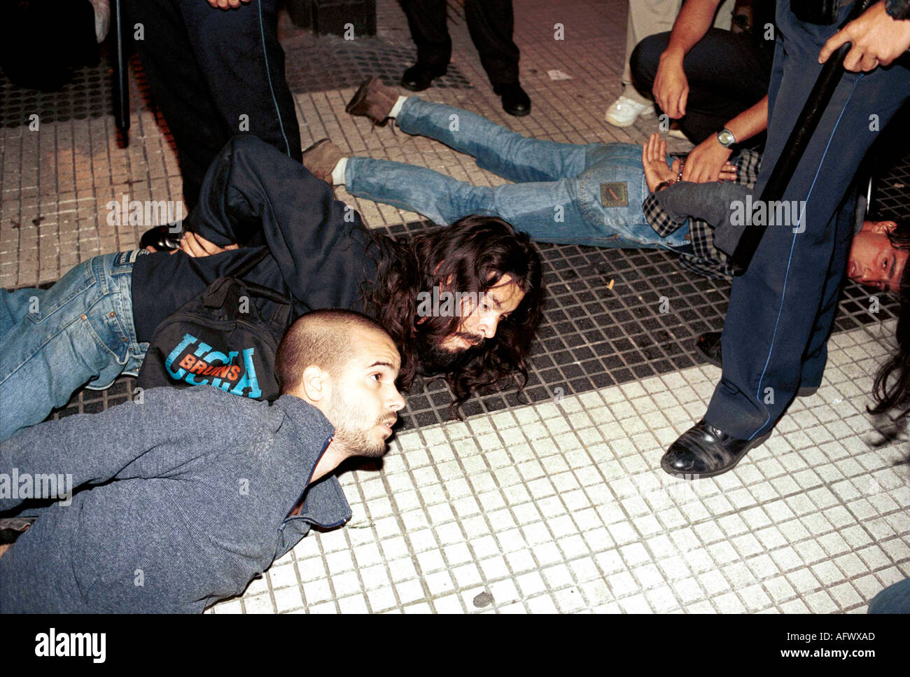 Wirtschaftskrise in Buenos Aires Argentinien Südamerika Polizei Demonstranten auf der Plaza de Mayo 2000 s 2002 HOMER SYKES Stockfoto