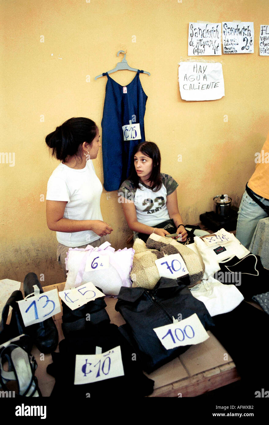 Argentinien Inflation 2000s.. Wirtschaftskrise in Argentinien, TRUEQUE-MARKTVORORT Bernal, Buenos Aires. Kredite werden anstelle von Geld 2000s 2002 verwendet Stockfoto