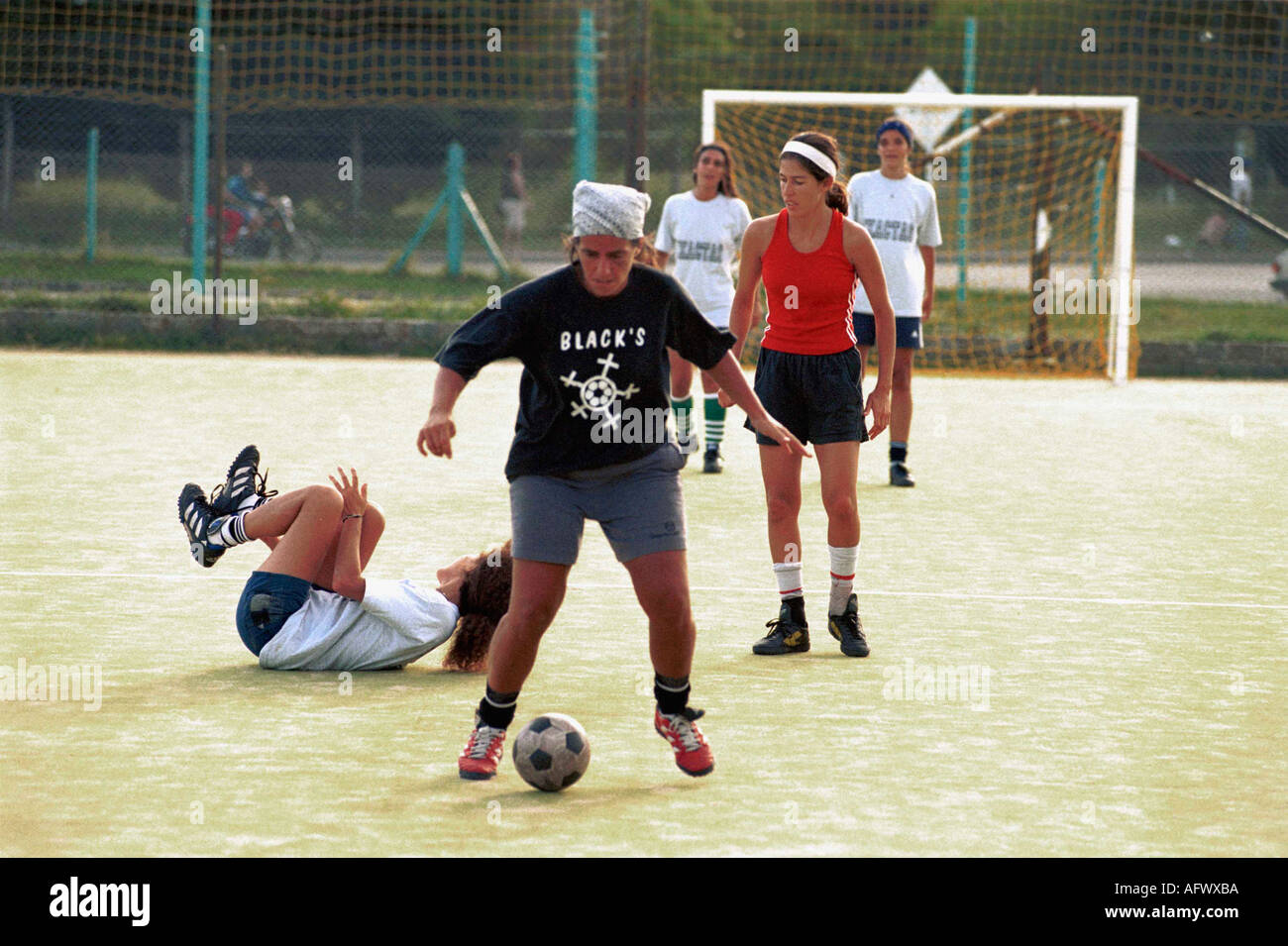 Argentinien Frauen Fußball spielen 2002, die Exactas Fußball alle Frauen fünf ein Team-Praxis-Mannschaftsspieler verletzt. Buenos Aires 2000s HOMER SYKES Stockfoto