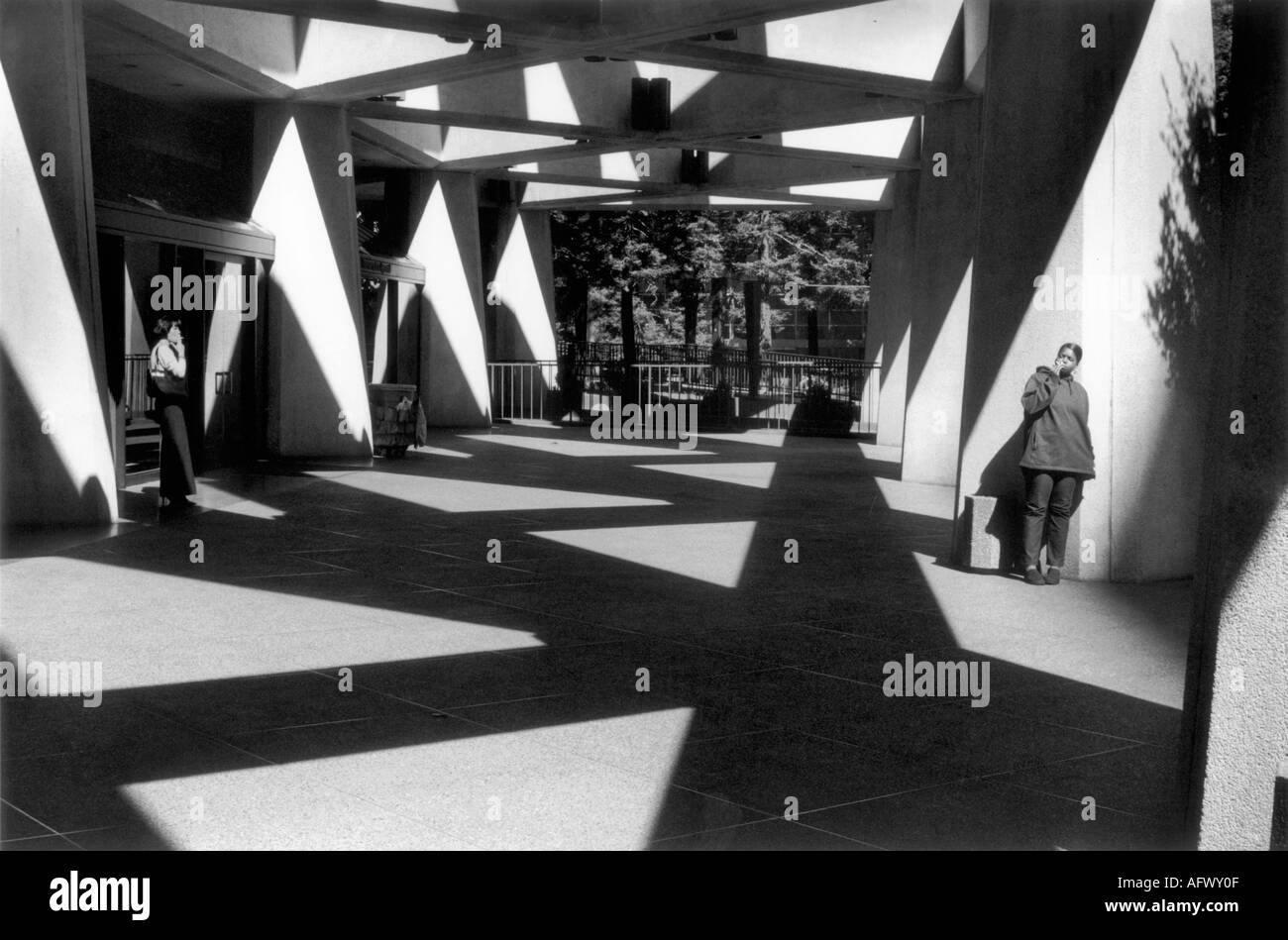 Rauchen verboten. San Francisco Kalifornien USA. Unter dem Büro der Transamerica Pyramid rauchen die Arbeiten im Freien während ihrer Arbeitstage 2000er Jahre 2001 Stockfoto