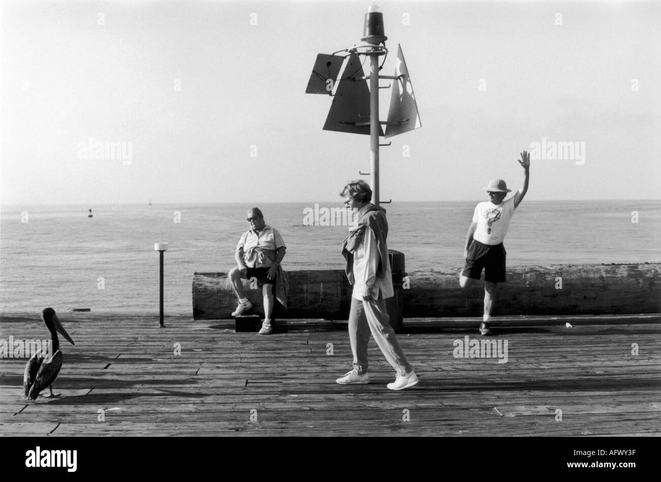 Fit bleiben ältere Menschen tun Dehnübungen. Santa Barbara, Kalifornien, USA 2000 s, HOMER SYKES Stockfoto