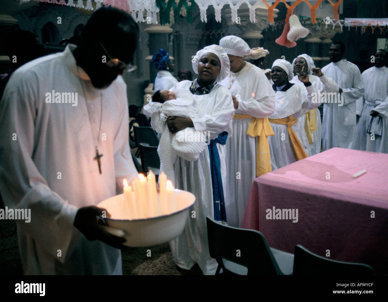 Christianity 1990s Großbritannien. Celestial Church of Christ London Kind wird in einer Prozession von Spirit Medium bei der Baby Naming Ceremony HOMER SYKES getragen Stockfoto