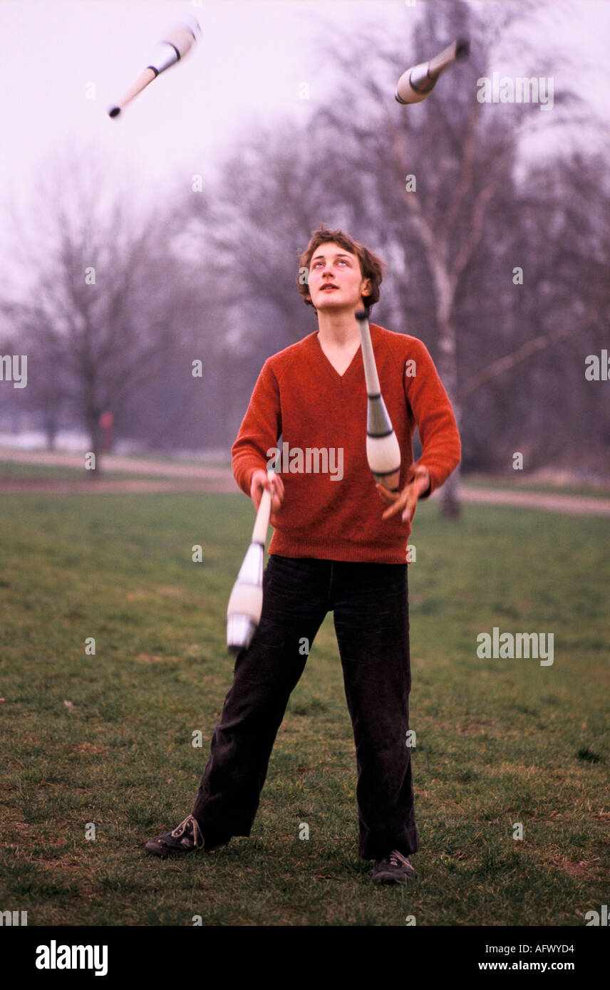 Junge Männer üben jonglieren London UK HOMER SYKES Stockfoto