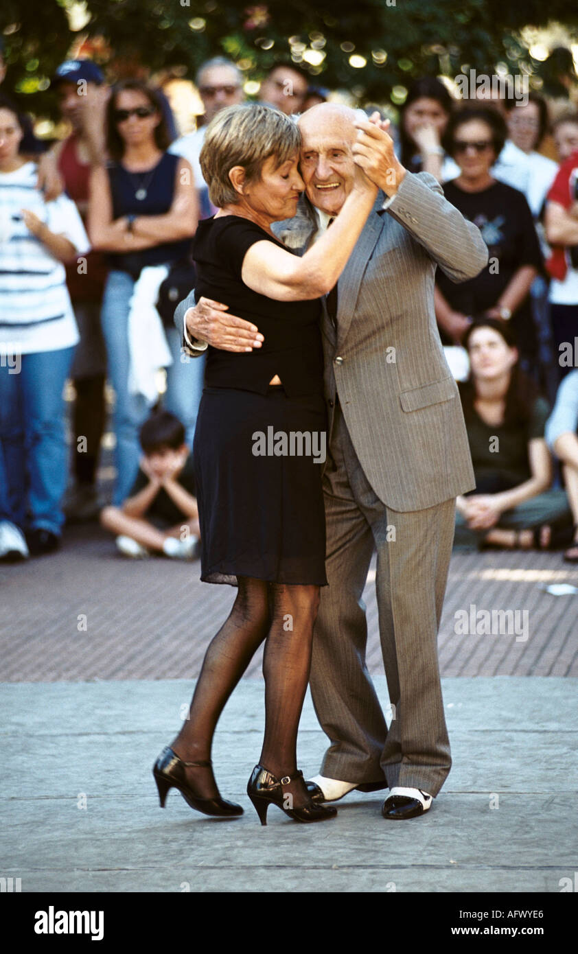 Ältere Paare in der Liebe tanzen von Wange zu Wange. Tango-Tanz auf der Plaza Dorrego, San Telmo Buenos Aires, Argentinien. 2002 2000s HOMER SYKES Stockfoto