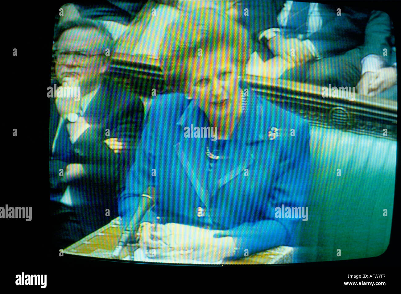 Margaret Thatchers Rücktrittsrede am 22. 11 90 im Unterhaus, wie im Fernsehen gezeigt. HOMER SYKES AUS DEN 1990 1990ER JAHREN Stockfoto