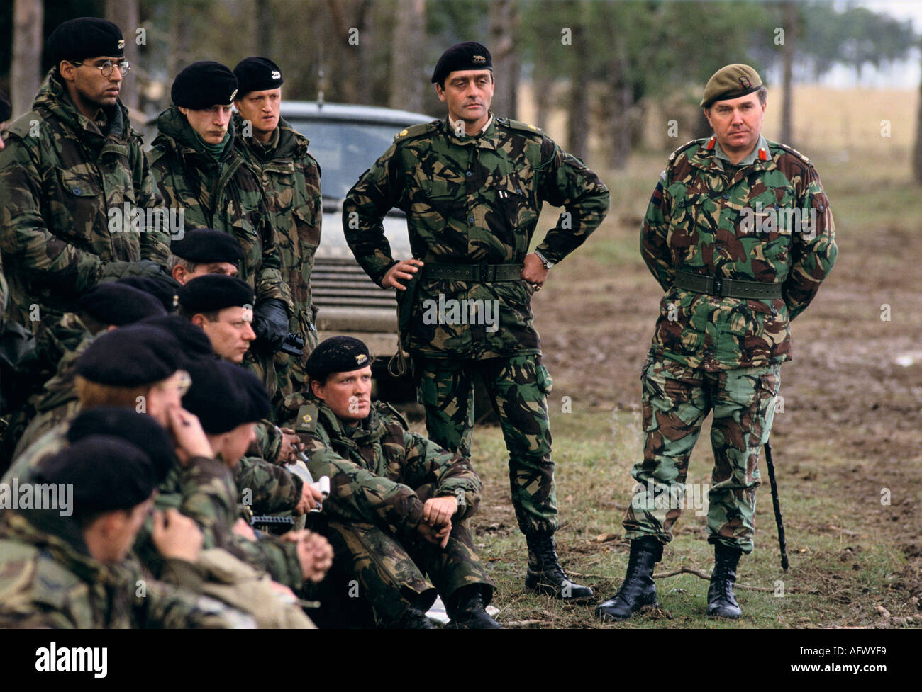 HERZOG VON WESTIMNSTER MIT ANDEREN SOLDATEN IN TERRITORIALE ARMEE CHESHIRE HOMER SYKES Stockfoto