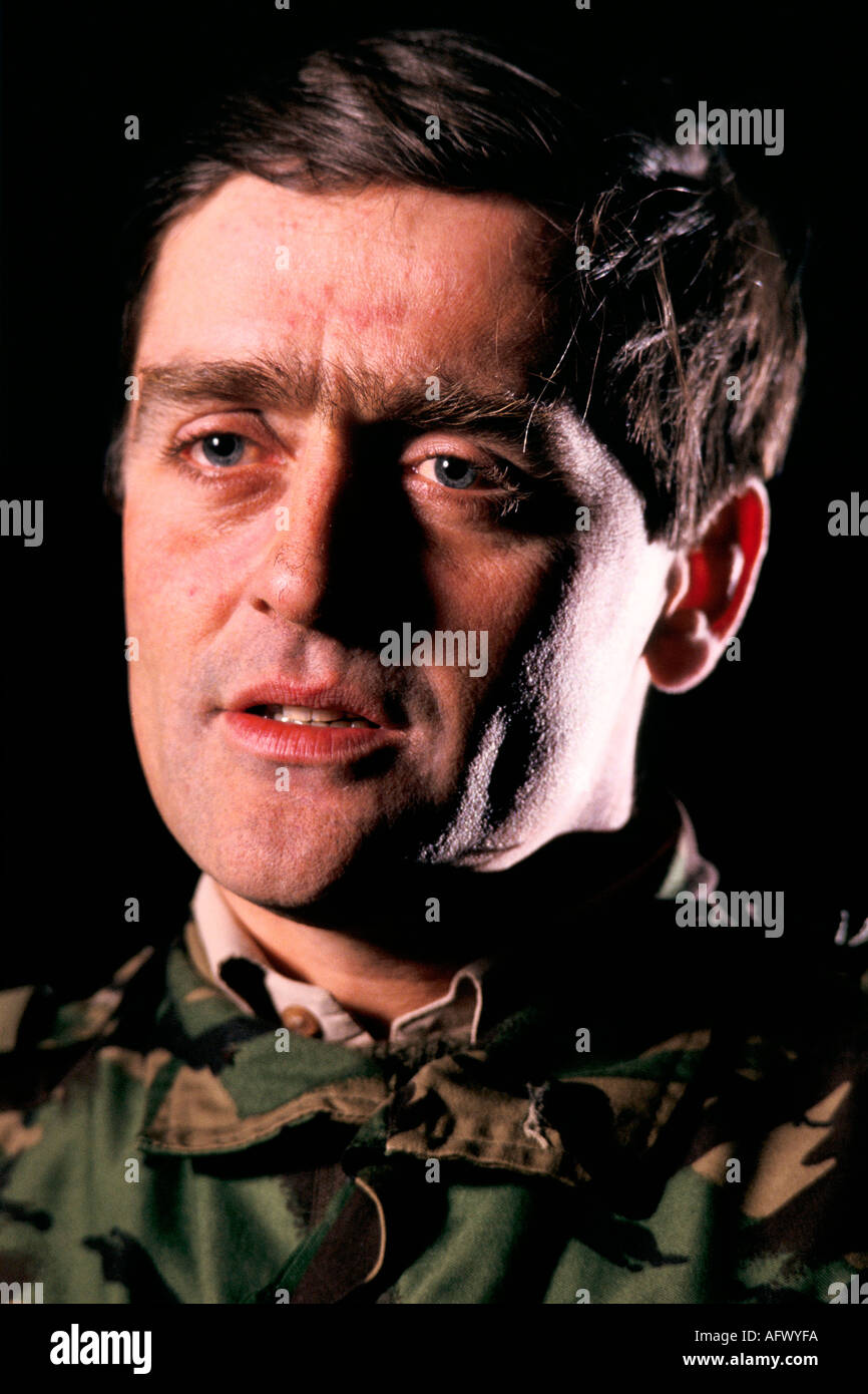 HERZOG VON WESTIMNSTER MIT ANDEREN SOLDATEN IN TERRITORIALE ARMEE Stockfoto
