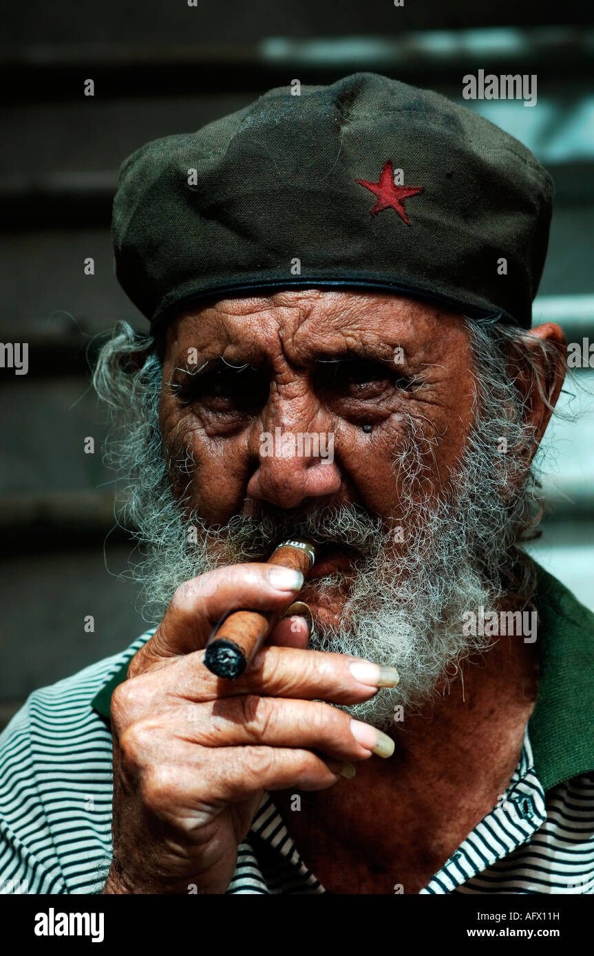 Kuba Havana Habana Vieja lokale raucht eine Zigarre Stockfoto