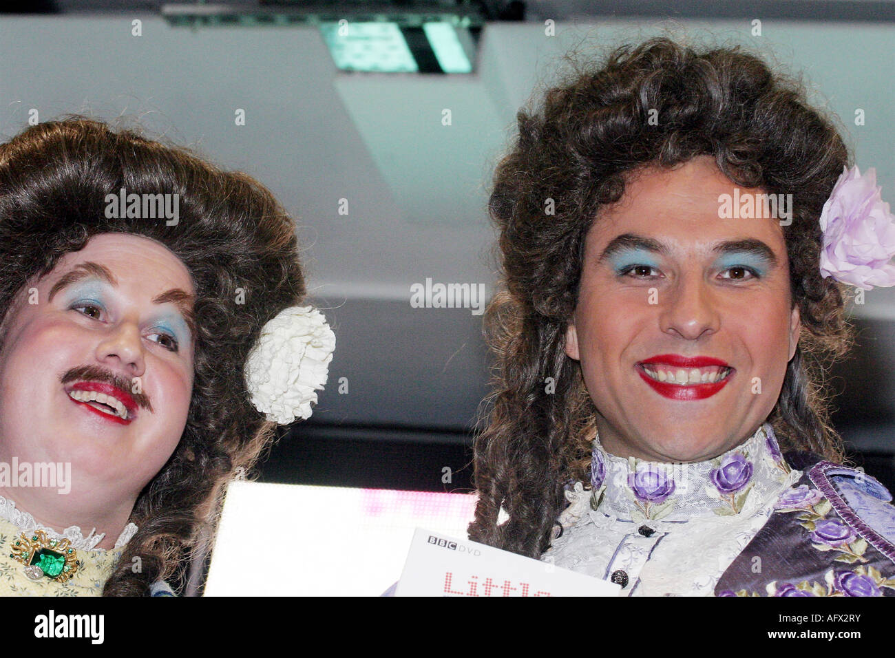 WENIG Großbritannien Schauspieler Matt Lucas (links) und David Walliams am 11. Oktober 2004 Stockfoto