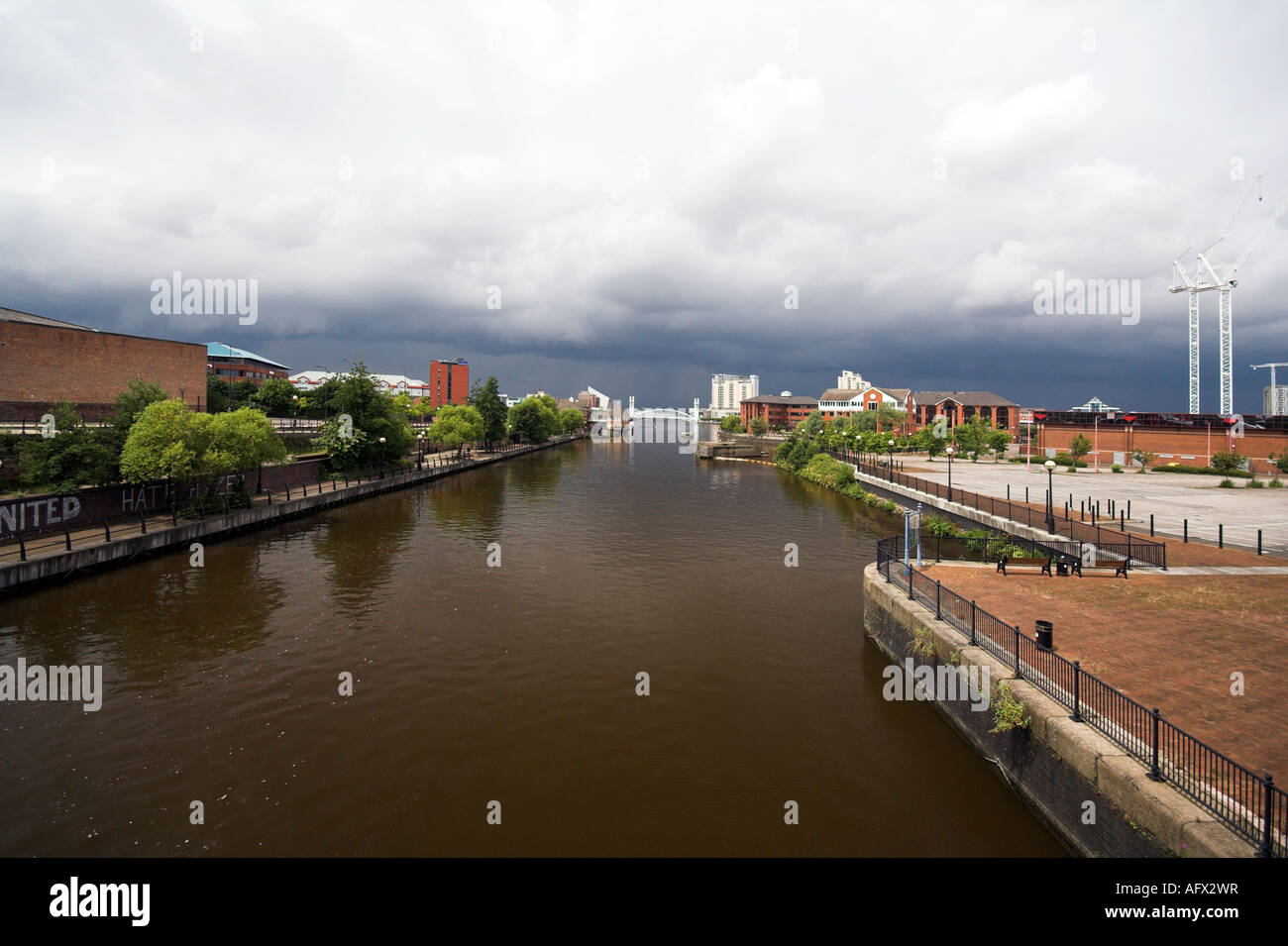 Manchester Ship Canal von Trafford Straßenbrücke in Richtung der Lowry-Brücke, Salford Quays, Manchester, UK Stockfoto