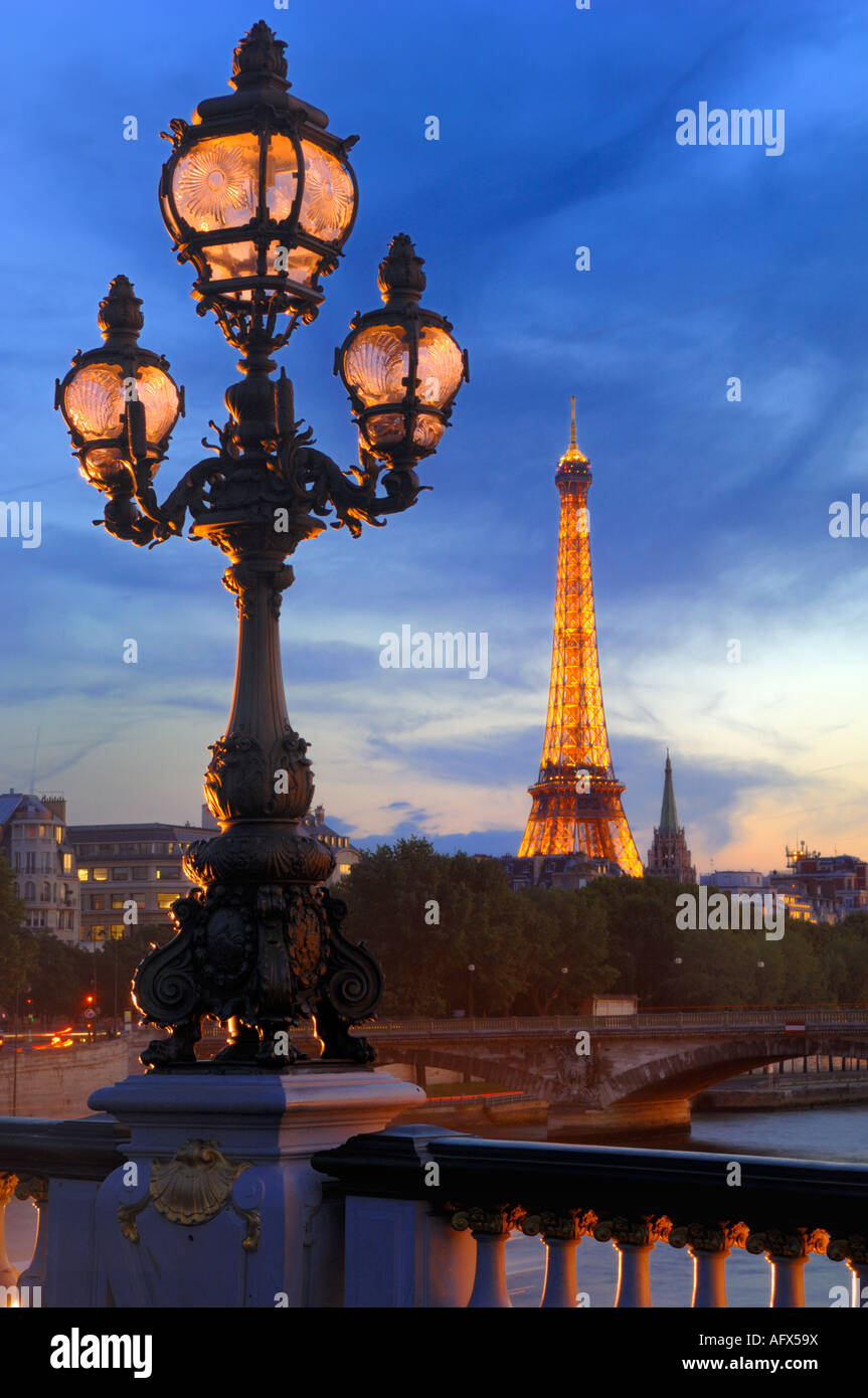 Eiffelturm gesehen von der Brücke Alexander III in der Nacht.  Tour Eiffel Vue du Pont Alexandre III 3 la nuit Stockfoto