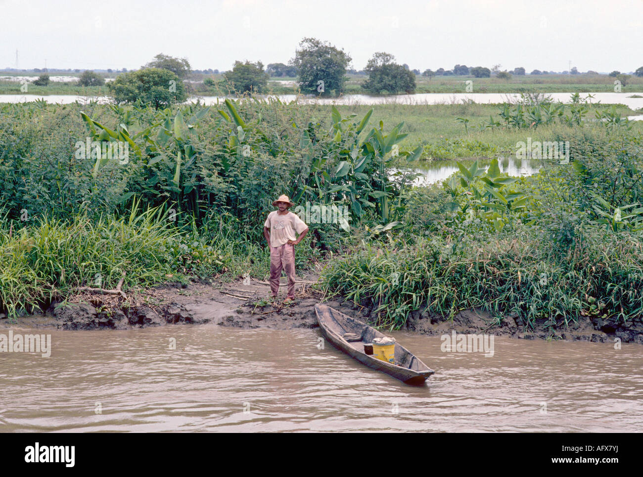 Mann mit seinem Fluss Kanu am Ufer des Rio Magdalena in Kolumbien Stockfoto