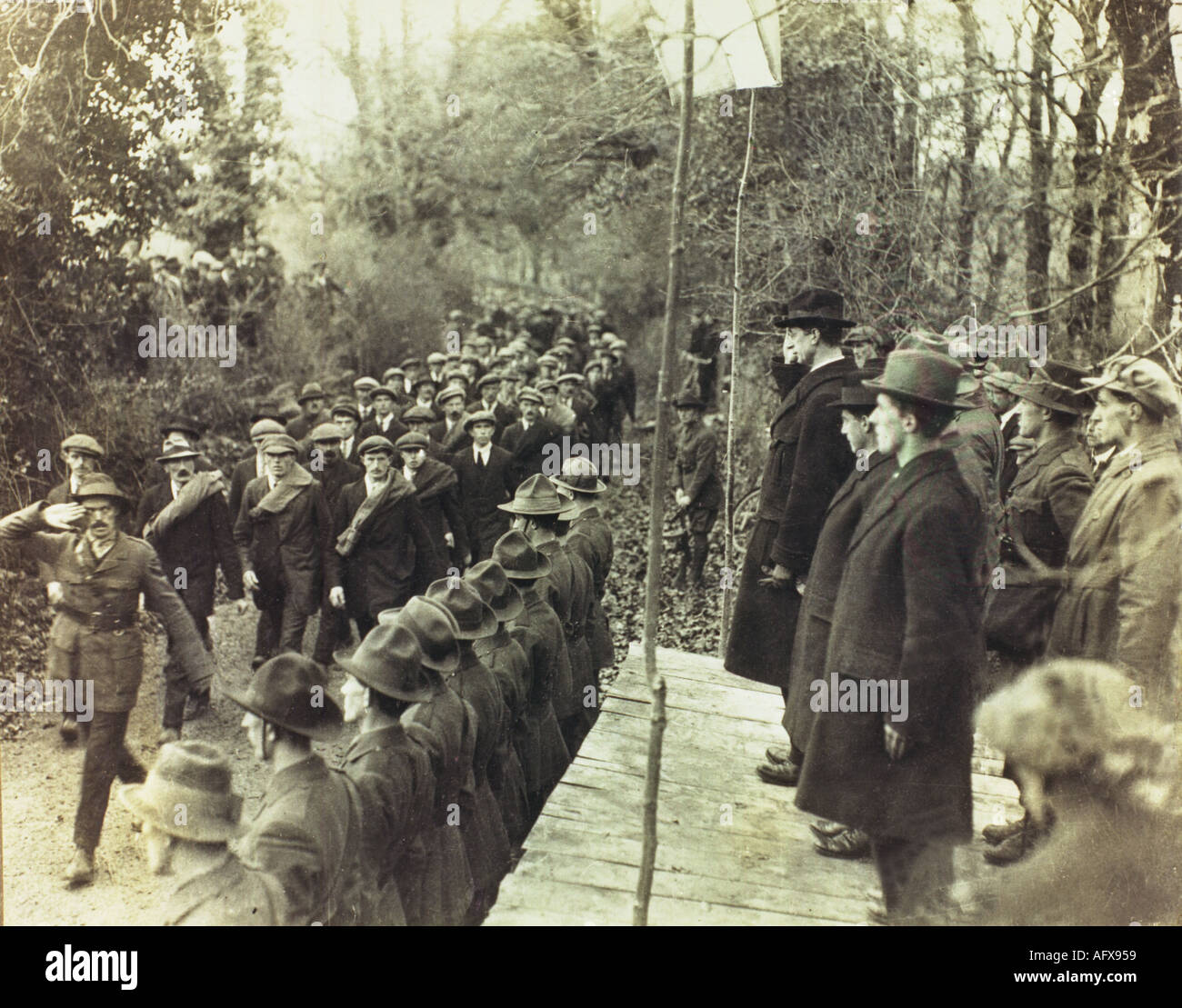 Eamonn De Valera Bewertungen seiner IRA Truppen c 1920 Stockfoto