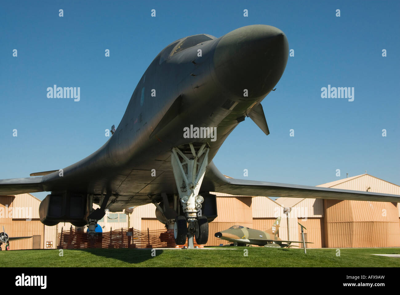 ein Rockwell B1B Lancer auf dem Display an der South Dakota Air Space Museum in der Nähe von Rapid City F 100A im Hintergrund Sommer 2007 Stockfoto