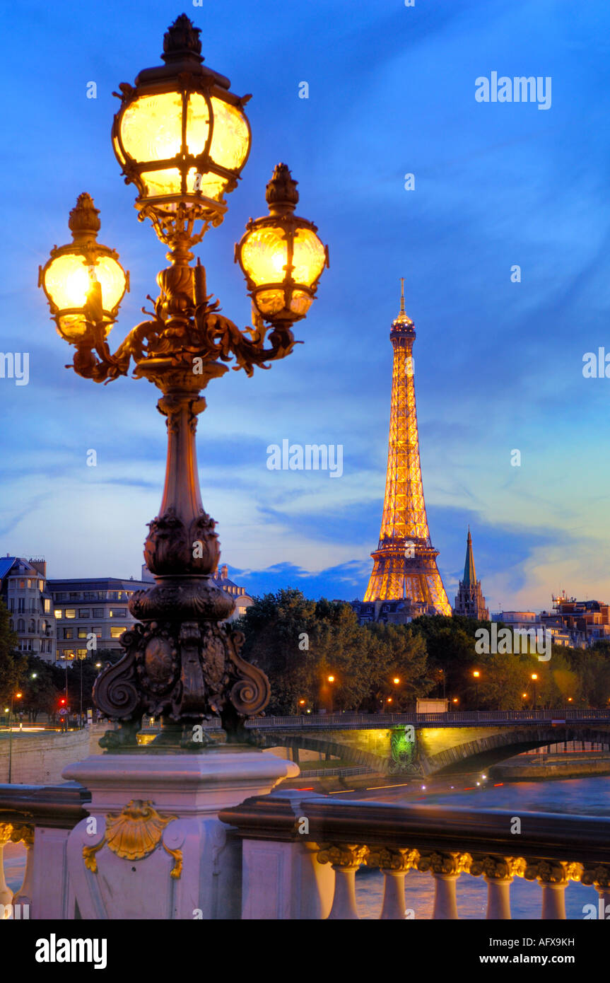 Eiffelturm gesehen von der Brücke Alexander III in der Nacht.  Tour Eiffel Vue du Pont Alexandre III 3 la nuit Stockfoto