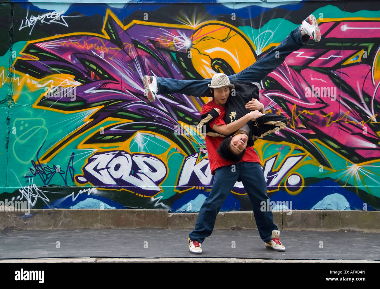 Die Künstlergruppe aus der koreanischen Tanz körperliche maximale Besatzung durchführen in den Straßen von Edinburgh Stockfoto