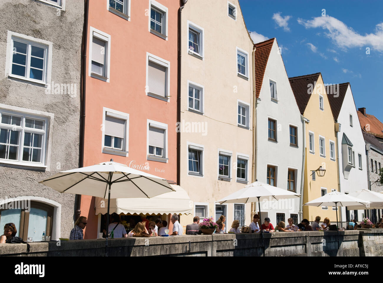 bunte Architektur und Straßencafés am Sommertag, Landsberg, Bayern, Deutschland Stockfoto