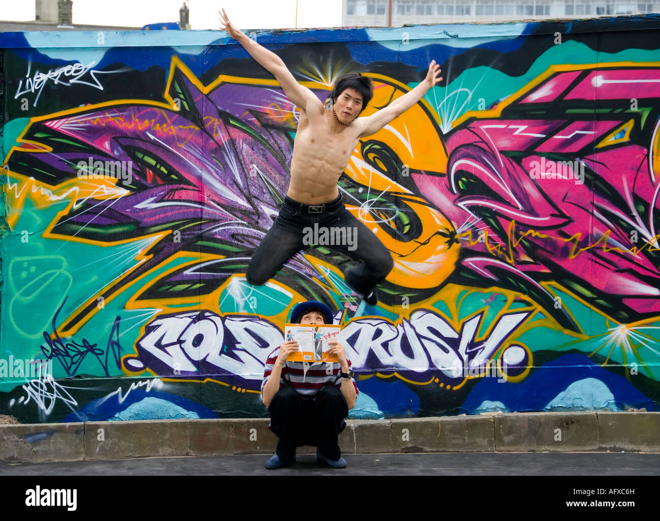 Die Künstlergruppe aus der koreanischen Tanz körperliche maximale Besatzung durchführen in den Straßen von Edinburgh Stockfoto