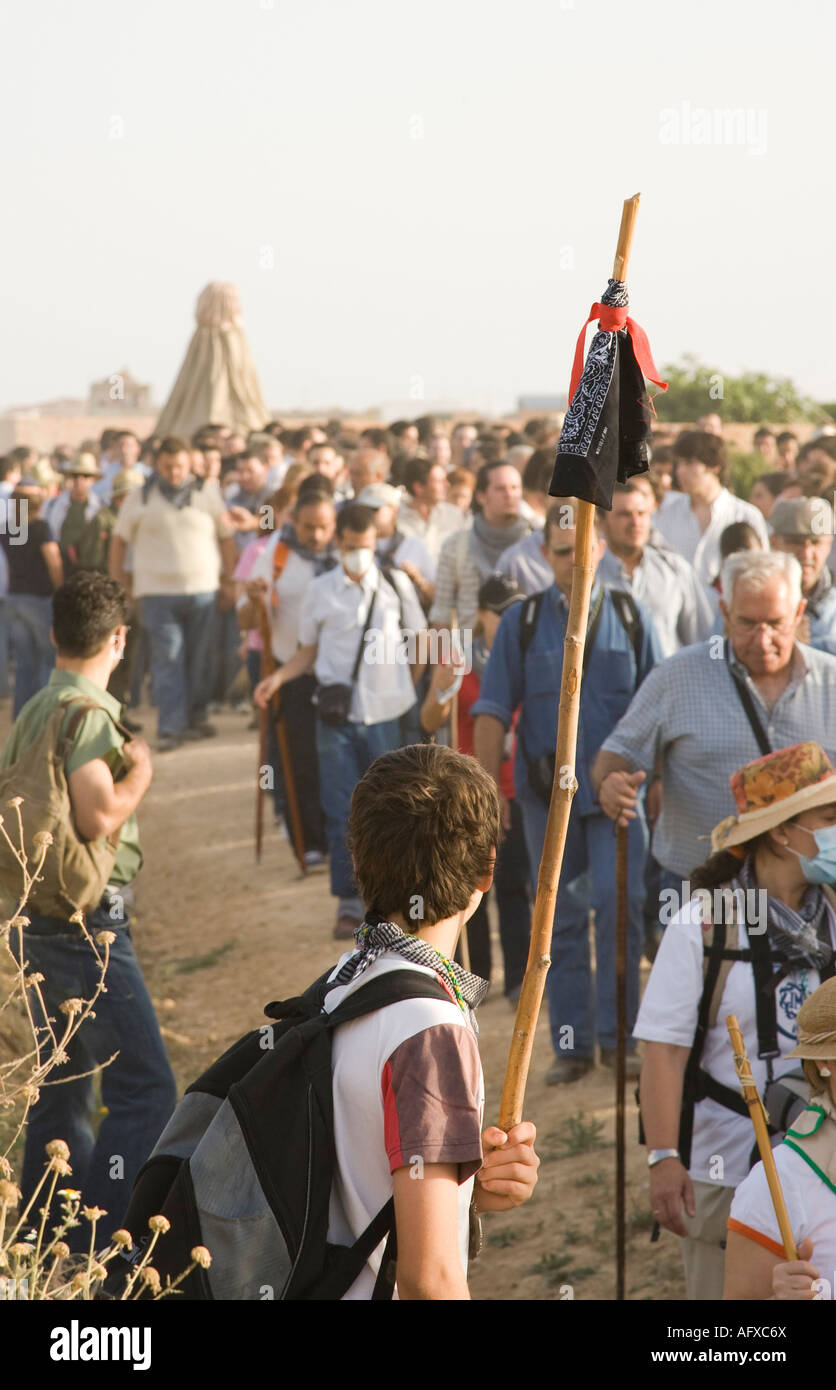 Pilger, die Begleitung bedeckt Marienbild Stockfoto