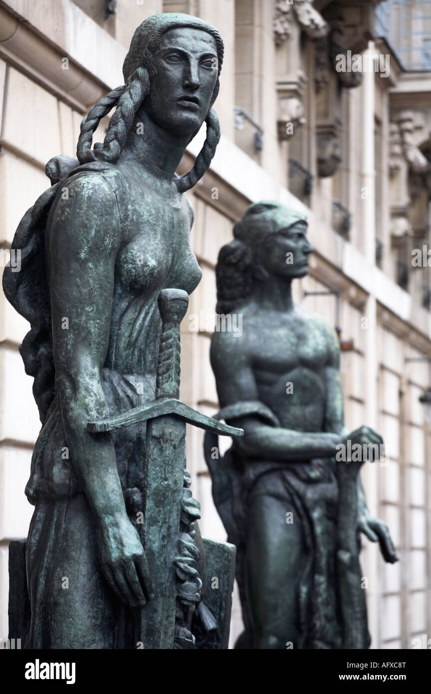 Statuen außerhalb Musée d Orsay Paris Frankreich Stockfoto