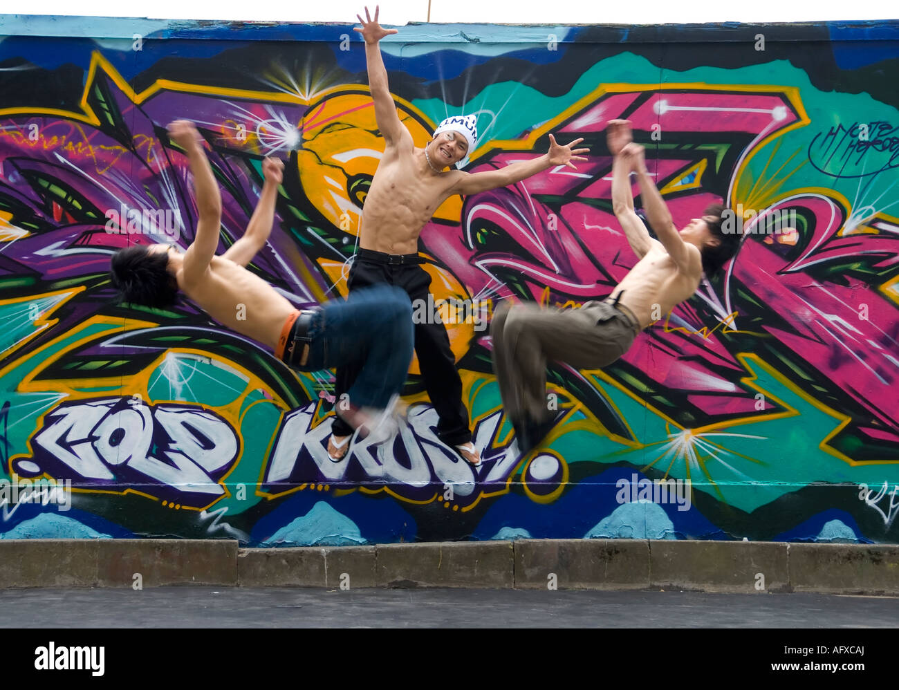 Die Künstlergruppe aus der koreanischen Tanz körperliche maximale Besatzung durchführen in den Straßen von Edinburgh Stockfoto