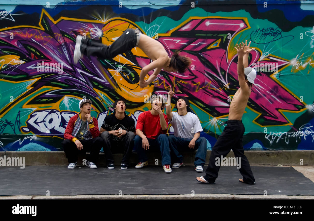 Die Künstlergruppe aus der koreanischen Tanz körperliche maximale Besatzung durchführen in den Straßen von Edinburgh Stockfoto