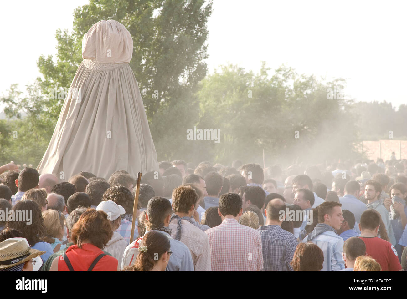 Pilger, die Begleitung bedeckt Marienbild Stockfoto