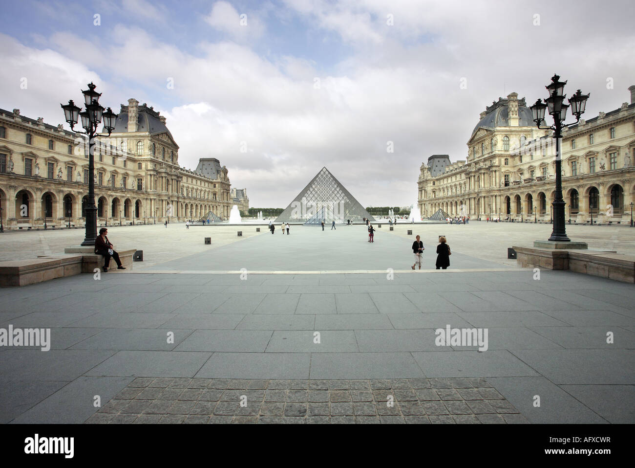 Musée du Louvre, Cour Napoleon, Paris, Frankreich Stockfoto