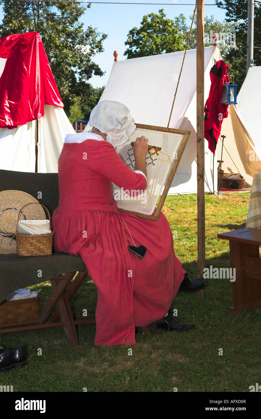 Eine Frau näht Nadelspitze bei uns Unabhängigkeitskrieg reenactment Stockfoto
