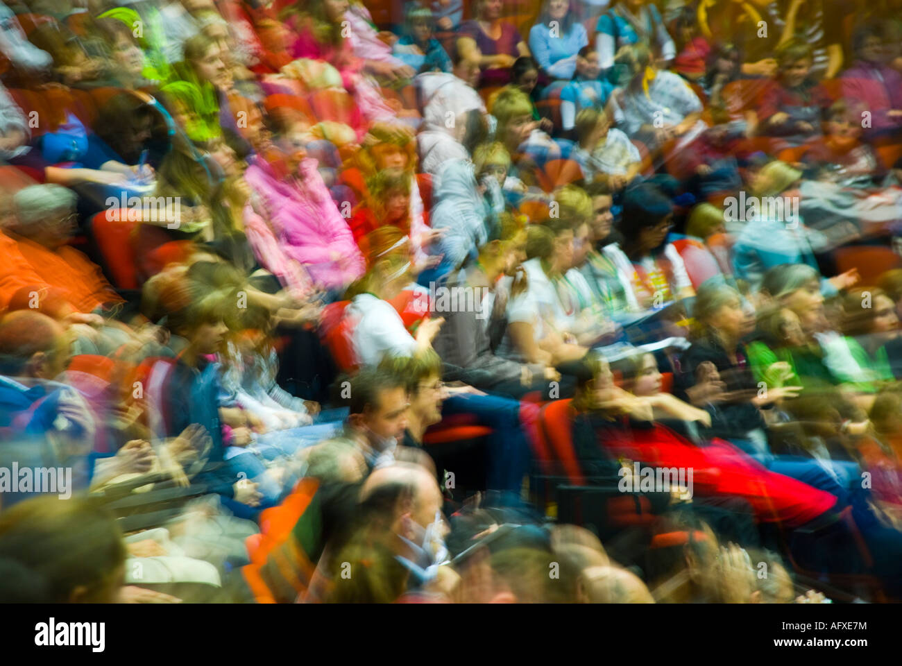 Anonyme verschwommene Publikum im Theater Stockfoto