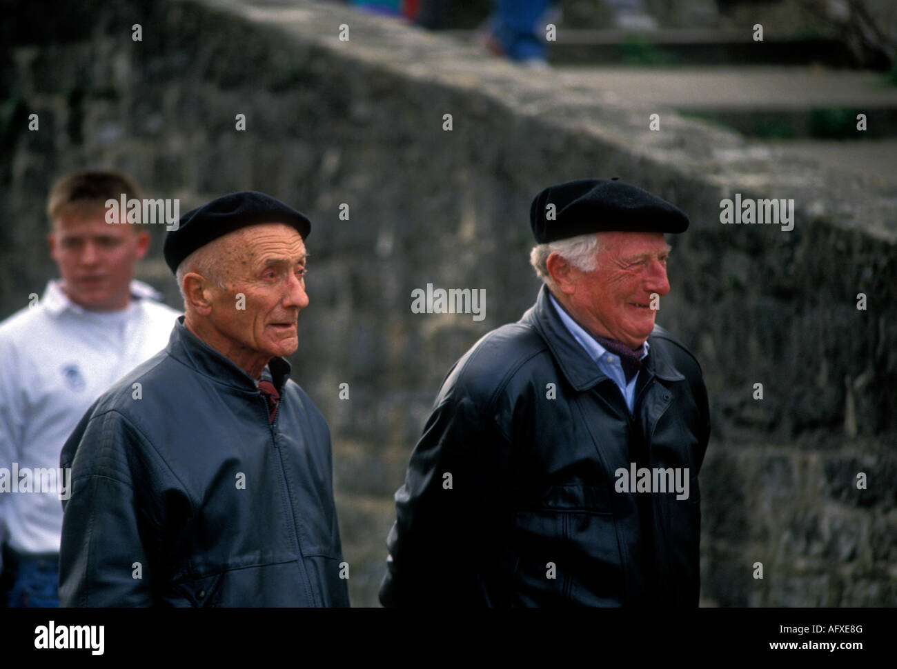 Französischen baskischen Leute Erwachsene Männer tragen schwarze Baskenmütze im französischen Baskenland Stadt Bayonne, Frankreich Stockfoto