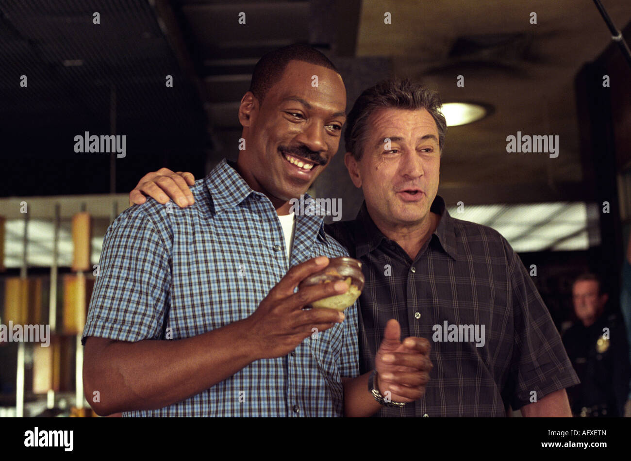 SHOWTIME - 2002 Warner Film mit Eddie Murphy auf der linken Seite und Robert DeNiro Stockfoto