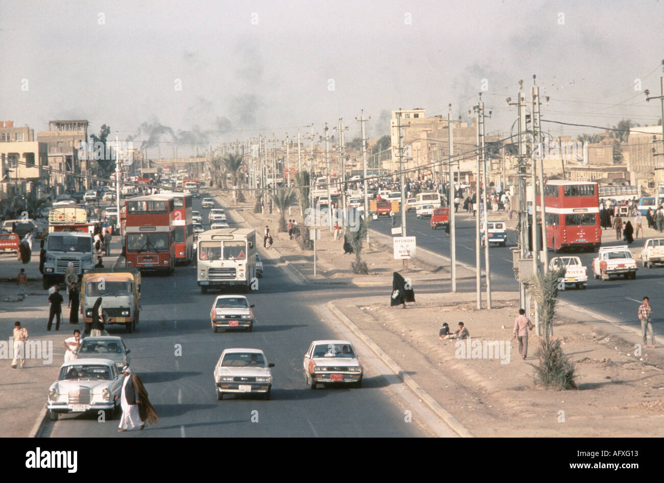 Irak der 1980er Jahre, Saddam City Bagdad. Englisch British Leyland Busse Verkehr Alltag 1984 HOMER SYKES Stockfoto