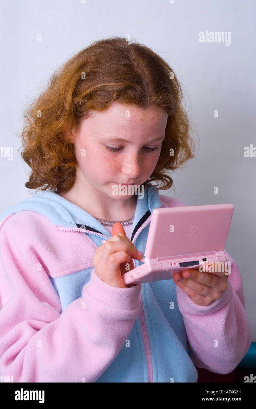 Ein 11 Jahre altes Mädchen spielen auf einem Nintendo DS Lite Spiel-Maschine  mit einem Stift Stockfotografie - Alamy
