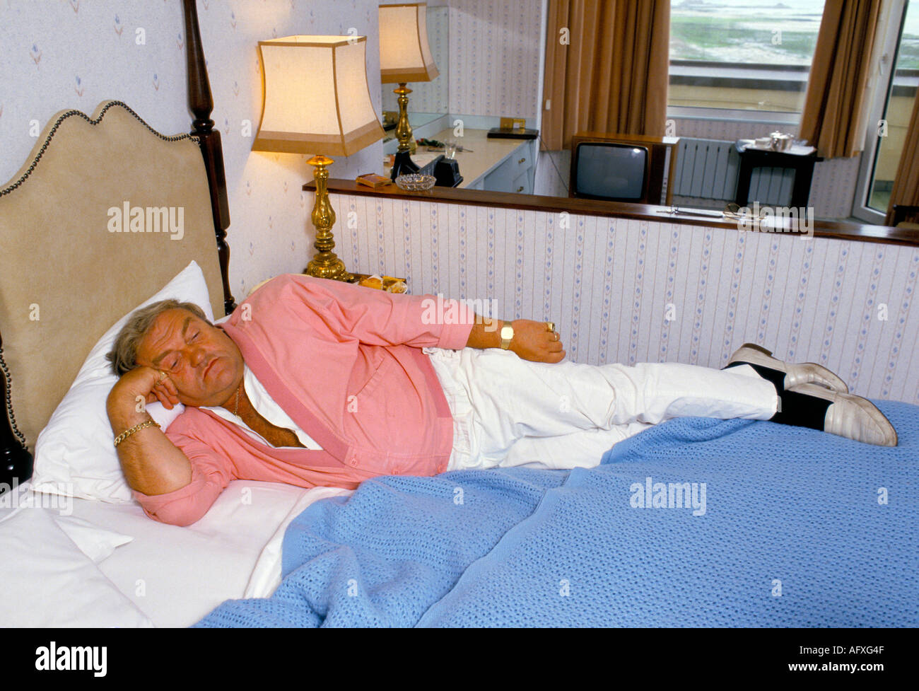 Les Dawson, ein britischer Komiker in seiner Hotelsuite, während er eine Sommersaison auf den Jersey Channel Islands machte, 1993 Großbritannien HOMER SYKES Stockfoto