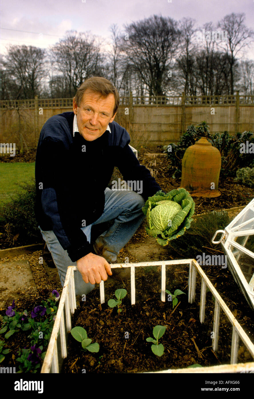 Geoff Hamilton Porträt eines britischen Gärtners und Fernsehmoderators zu Hause in den Midlands in seinem Gemüsegarten. 1990er Jahre 1995 UK HOMER SYKES Stockfoto